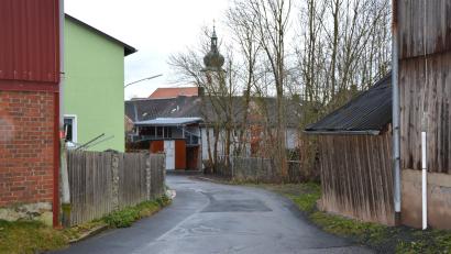 Bild: jr
Der Höflaser Weg in Richtung Winkl: Der Bereich soll von Grund auf erneuert werden.