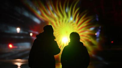 Symbolbild: Arne Dedert/dpa
Zur Verleihung des Europäischen Kulturerbe-Siegels (EKS) an die Zisterzienser-Kulturlandschaften gibt es im Oktober an drei Abenden ein besonderes Spektakel mit Lichtinstallationen und Projektionen auf einer Wasser-Leinwand auf einem Teich in der Parkanlage Schwanenwiese.