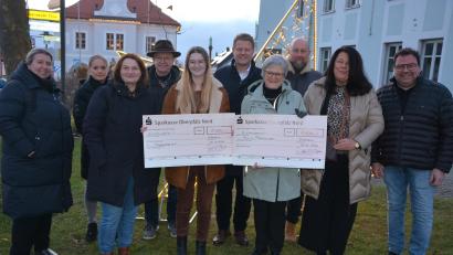 Bild: jr
Gewerbefördervereins-Vorsitzender und Bürgermeister Stefan Grillmeier (Fünfter von rechts) überreichte jeweils 1000 Euro an den Verein "Happynest" und ihrer Vorsitzenden Eva Wuttke (Fünfte von links), sowie an Dr. Annemarie Schraml (Vierte von rechts) für die Aktion Feuerkinder. Mit im Bild die Ideengeber und Vorstandsmitglieder des Gewerbefördervereins.