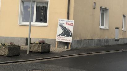 Bild: sei
Überall in Mantel weisen Banner und Schilder auf die geforderte Umgehungsstraße hin. Die Bürgerinitiative setzt sich unermüdlich für ihre Forderung ein.