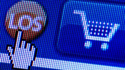 Symbolbild: Arno Burgi/dpa
Einkaufen im Internet kann teuer werden - wenn man dabei Opfer eines "Dreiecksbetrugs" wird. Mit dieser fiesen Masche sind Betrüger auf vielen beliebten Online-Plattformen unterwegs.