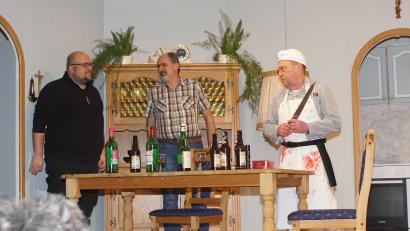 Bild: mmj
Furchteinflößend steht Metzgermeister Keulinger (Josef Wirnshofer, rechts) mit seinem Schlachtermesser vor Bernd Fischer (Johannes Gillitzer/links) und Ernst Wallner (Herbert Spichtinger).