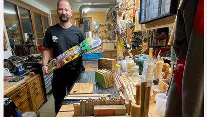 Bild: Völkl
Mario Klug zersägt alte Skateboards, verleimt und verpresst sie, fügt sie in Holzblöcke ein. Daraus entstehen trendige Schneidbretter mit Skateboardstreifen.