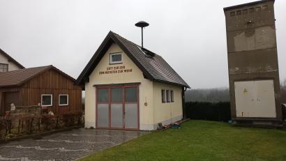 Bild: bjp
Die Weichen sind gestellt: Ab kommendem Jahr will die Stadt Pressath an die Planung für ein neues Dienstgebäude der Feuerwehr Hessenreuth gehen (Bild: das jetzige Gerätehaus). Nach Möglichkeit soll es auch als Dorfgemeinschaftshaus dienen.