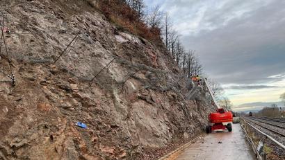 Bild: ihl
Aus Richtung Stulln ist bereits am Donnerstag die Felssicherung fertig montiert. Am Abend des 20. Dezember ist die Straße wieder befahrbar.