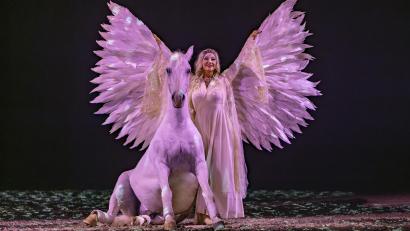 Bild: ©CAVALLUNA 
Trols erste große Liebe in der Show "CAVALLUNA - Grand Moments"