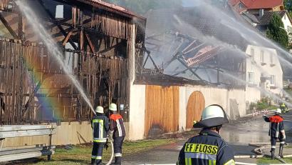 Bild: nic
Die Feuerwehr bekämpft einen Brand in einem landwirtschaftlichen Anwesen in Geisleithen bei Plößberg.