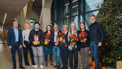 Bild: IGZ/exb
IGZ-Geschäftsführer Johann Zrenner (rechts), Alfred Meyer, Geschäftsführer IGZ Automation (links), und Katharina Zrenner (Zweite von links) überreichten die Spenden.
