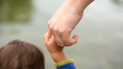 Symbolbild: Fernando Gutierrez-Juarez/dpa
Pflegeeltern sind für Kinder, die aus verschiedenen Gründen nicht in ihren Ursprungsfamilien leben können, oft der zuverlässigste Halt im Leben.