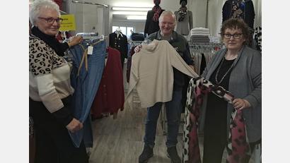 Bild: gis
Astrid Pscherer (von links), Hans-Jürgen Hautmann und Ute Wittbusch beraten ihre Kunden in Sachen Mode.