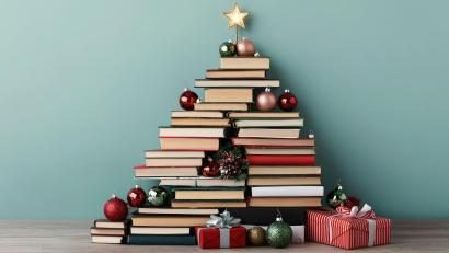 Symbolbild: WACHI – stock.adobe.com
Tipp für Leseratten: gelesene Bücher zum Weihnachtsbaum stapeln.