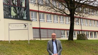 Bild: Völkl
Gut leben auf dem Land: Dazu gehört auch die Sanierung der Grundschule. Bürgermeister Maximilian Beer zeigt die Projekte auf, die im Jahr 2025 in Schwarzhofen anstehen.