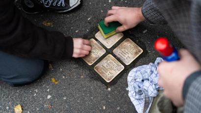Archivbild: Kira Lorenz 
Ein Unbekannter hatte Stolpersteine in Regensburg mit silberner Farbe besprüht.