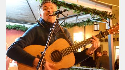 Bild: Kunz
Profimusiker Richie Necker zaubert mit eigenen Songs und Coverstücken Weihnachtsstimmung in die Herzen der Christkindlmarktbesucher in Weiden.