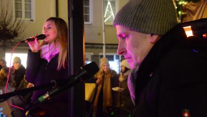 Bild: Kunz
Julia Schönberger und Norman Schelter mit ihren Weihnachtsliedern auf dem Weidener Christkindlmarkt.