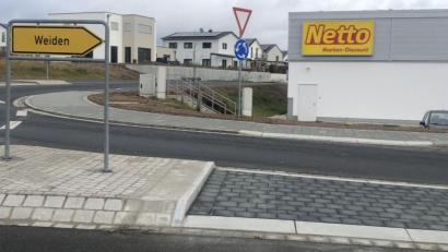 Bild: sei
Kaum ist der lang ersehnte Gehsteig zum Netto Markt fertig gestellt gibt es Ärger weil "Spuren deutlich zeigen dass jemand mit einem Traktor über Gehsteig und den Grünstreifen gefahren ist."