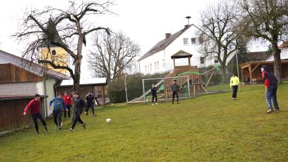 Bild: fvo
Im Lennesriether Schulgarten wird an Heiligabend traditionell Fußball gespielt.