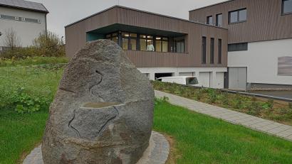 Bild: Hladik
Mit dem Neubau des Bürogebäudes für die Steinwaldgruppe wurde auch die Geschäftsstelle von Tirschenreuth zum Wasserwerk in Oed verlegt.