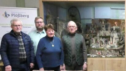 Bild: Robert Sladky/exb
Das Plößberger Museum hat neue Hauskrippen. Hier Manfred Kopp, Jörn Schedl, Inge Heß und Benno Krottenthaler (von links) vor der Nocha-Krippe.
