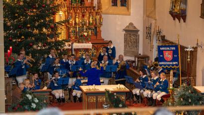 Bild: u
Zum ersten Mal in seiner 72-jährigen Geschichte gab das Musikzug-Orchester ein Weihnachtskonzert. Das Publikum feierte die Leistung der Musiker mit stehenden Ovationen.