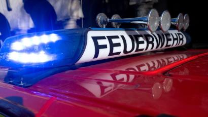 Bild: Sven Hoppe/dpa
Drei Feuerwehren rückten einen Tag vor Heiligabend aus, um den Brand im Landkreis Neumarkt zu löschen.