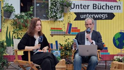 Bild: bl
Kristina Schilke erzählt im Interview mit Jörg Schieke vom MDR auf der Buchmesse in Leipzig von ihrem Faible für magische Elemente und der Herausforderung beim Schreiben von Bettszenen.