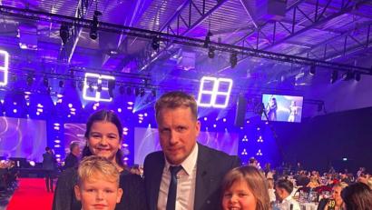 Bild: Thomas Roth
Lina Holler (rechts) aus der Gemeinde Winklarn trifft in Dortmund bei der "Kinderlachen-Gala" auf Comedian Oliver Pocher. Mit den zwei "The Voice Kids"-Freunden Rosa und Tristan singt sie zwei Lieder live auf der Bühne.