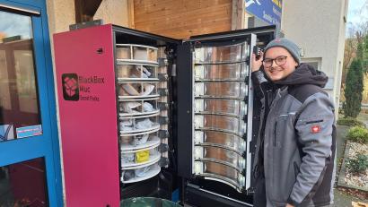 Bild: bl
Maximilian Pucher befüllt zum ersten Mal den Retouren-Paket-Automaten in der Regensburger Straße in Nabburg. Der 25-Jährige hofft, dass so viele neue Produkte doch noch vor dem Weg in die Vernichtung bewahrt werden können.