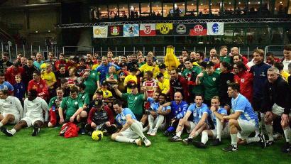 Archivbild: dme
Der "Bananenflanker Budenzauber" lockt wieder zahlreiche Alt-Stars des Fußballs in die Donau-Arena nach Regensburg. Dieses Gruppenbild entstand nach dem Turnier im Vorjahr, das die Oldies des 1. FC Nürnberg für sich entschieden.