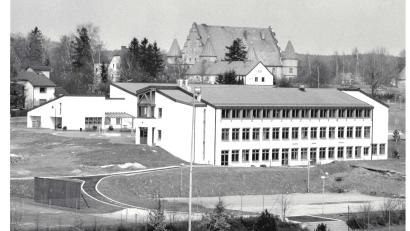 Bild: exb/Archiv Stadt Vohenstrauß
Warum die Adresse der Pfalzgraf-Friedrich-Mittelschule "Hinter'm Schloss" heißt, wird auf dem Bild schnell klar.