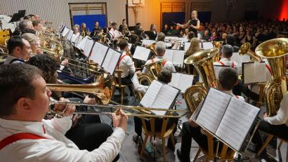 Bild: nib
In die Welt der Filmmusik entführen die Musiker der Jugendblaskapelle Fensterbach die Besucher bei ihrem Konzert in der voll besetzten Turnhalle in Dürnsricht.