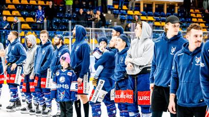 Bild: Elke Englmaier
Nach langem Zögern kamen die Spieler der Blue Devils Weiden nach dem Heimsieg gegen den EHC Freiburg doch noch einmal aus der Kabine aufs Eis und bedankten sich für die Unterstützung.