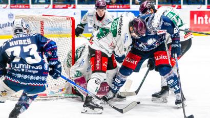 Bild: Elke Englmaier
Viel los vor dem Tor der Starbulls Rosenheim. Am Ende reichten die beiden Treffer im Schlussdrittel den Devils nicht mehr, um die zweite Niederlage des Wochenendes zu verhindern.