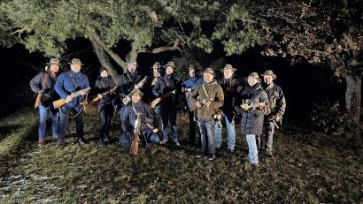 Bild: gz
Am Neujahrstag treffen sich elf Böllerschützen um Schussmeister Thomas Ziegler (Siebter von rechts) am Eslarner Hausberg, um das neue Jahr lautstark zu begrüßen.