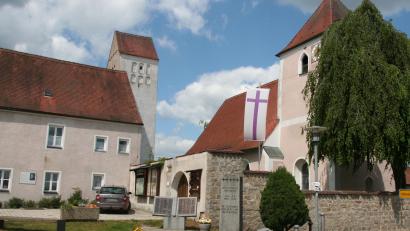 Bild: Susanne Götte/exb
Die Nikolauskirche und das marode Gemeindehaus mit angebautem Schwedenturm prägen die Ortsmitte von Kohlberg. Kirchengemeinde und Kommune arbeiten gemeinsam an einer Lösung, wie die kostspielige Baumaßnahme gestemmt werden kann. Dabei wurde auch die Idee geboren, das direkt an der Goldenen Straße gelegene Gebäude als Deutsch-Tschechisches Begegnungszentrum zu nutzen.
