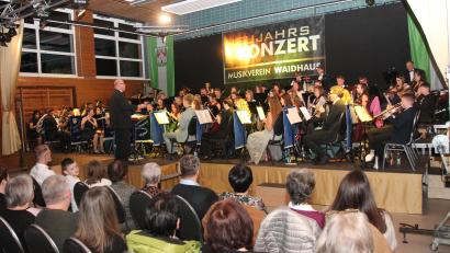 Bild: pi
Das Große Vereinsorchester des Musikvereins Waidhaus begeistert beim ersten Neujahrskonzert in der ausverkauften Turnhalle.