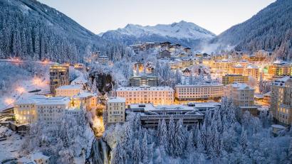 Bild: Christoph Oberschneider/Gasteinertal Tourismus GmbH/dpa
Am Talausgang an einem Wasserfall gelegen: das winterliche Bad Gastein in der Dämmerung.