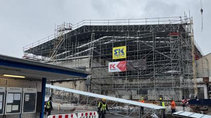 Bild: Matthias Bäumler/fph
Die Hallenkonstruktion ist fast fertig. Bis Ende Januar, Anfang Februar wird die Halle komplett mit Planen eingehaust.