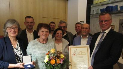 Bild: fg
Der neuen Trägerin der silbernen Bürgermedaille der Stadt Hirschau, Heidi Flierl (Dritte von links), gratulieren (von links): Johanna Erras-Dorfner (FW-Sprecherin), Dritter Bürgermeister Hermann Gebhard, Christian Gnan (CSU-Sprecher), Zweite Bürgermeisterin Bärbel Birner, Christian Feja (Grüne-Sprecher), Martin Merkl (CSU-Fraktionssprecher), Josef Birner (SPD-Sprecher) und Bürgermeister Hermann Falk.