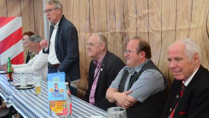 Bild: Kunz
Beim Schaustellerstammtisch gibt es nur Positives zu hören. Von links: Laura Aichholzer, Platzmeister Peter Rackl, Bürgermeister Reinhold Wildenauer, Bürgermeister Lothar Höher, Festwirt Christian Papert und Wolfgang Rasel, Geschäftsführer von Naabecker.