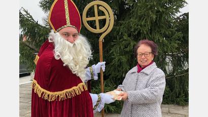 Bild: obe
Der Nikolaus (Oliver Becher) überreichte an Marianne Fütterer für die Neusorger Familienhilfe eine Spende.