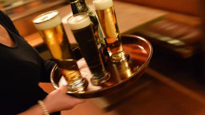 Bild: Marc Tirl/dpa
Ob in einem Schwandorfer Wirtshaus wieder Gäste bedient werden können, wird das Verwaltungsgericht Regensburg entscheiden.