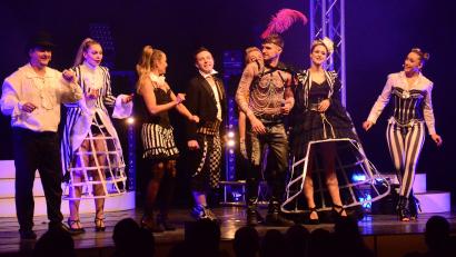 Bild: Kunz
Die "Muscial meets Circus" singt "Supercalifragilisticexpialidocious". Man hätte sich hier optisch mehr Mary Poppins gewünscht.