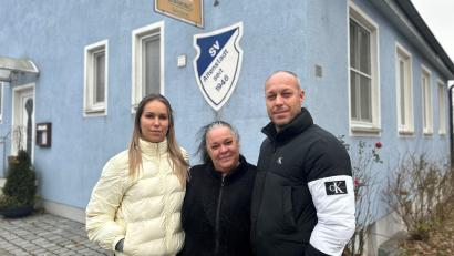 Bild: ck
Luca Bosio mit seiner Mutter Caterina Mantovan sowie Daria Panibratets vor dem Vereinsheim des SV Altenstadt bei Vohenstrauß. Caterina Mantovan wird die Sportgaststätte Anfang Januar als neue Pächterin übernehmen. Pizza, Pasta und Salate stehen dann auf der Speisekarte des Sportheims.