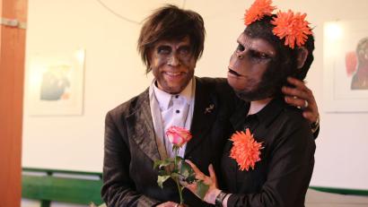Bild: Elfriede Schneider/exb
Der Schauspieler Peter Kampschulte (links) mit Affe Rotpeter.