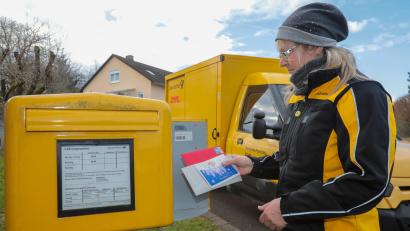 Bild: Wolfgang Steinbacher
Weihnachtspost liegt im Postkasten, den Katrin Zeitler in Erlheim ausleert. Das ist Aufgabe der Zustellerin der Deutschen Post, die wir auf ihrer Tour begleitet haben.