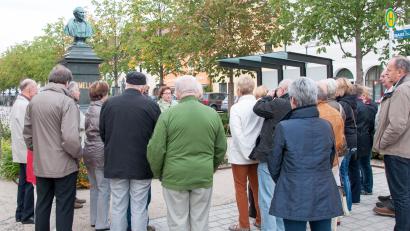 Bild: Thomas Sporrer
Schmeller-Führung am Denkmal am Tirschenreuther Marktplatz.