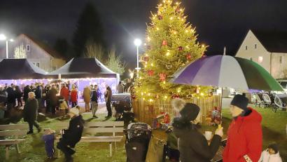 Bild: war
Schirme sind bei der Dorfweihnacht in Etzenricht am Samstagabend nur sporadisch notwendig. Vom Wetter lassen sich die Gäste aber nicht aufhalten und verbringen ein paar schöne Stunden am Dorfplatz.
