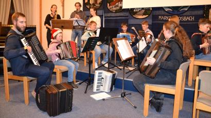 Bild: gi
Die Musikschule Moosbach präsentierte ein Weihnachtskonzert auf verschiedenen Instrumenten unter der Leitung des neuen Musikschulleiters Benedikt Scheidler (links).