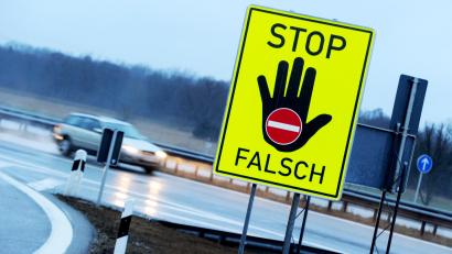 Symbolbild: Tobias Hase
Ein Geisterfahrer sorgt am Sonntagabend auf der Autobahn zwischen Nabburg und Schwarzenfeld für gefährliche Situationen.